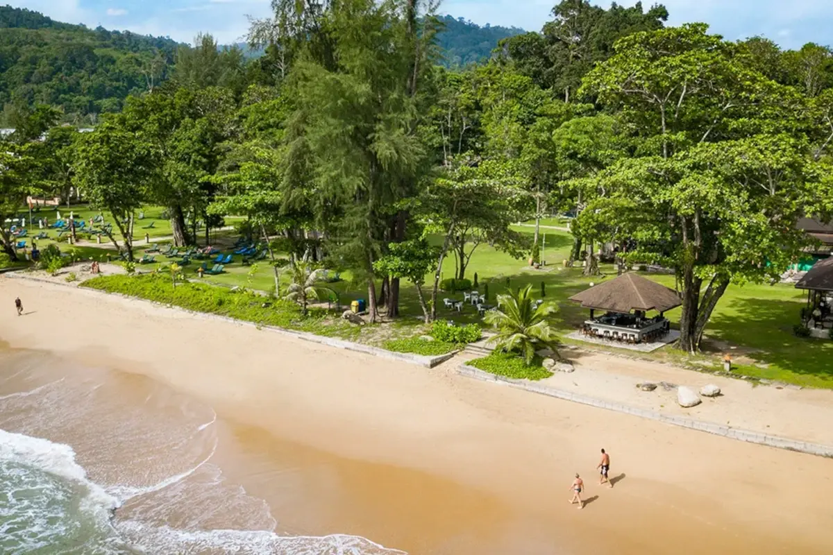 La spiaggia del Khaolak Merlin Resort (foto sito) Soggiorno al Kaholak Merlin Resort dove il lusso è sostenibile