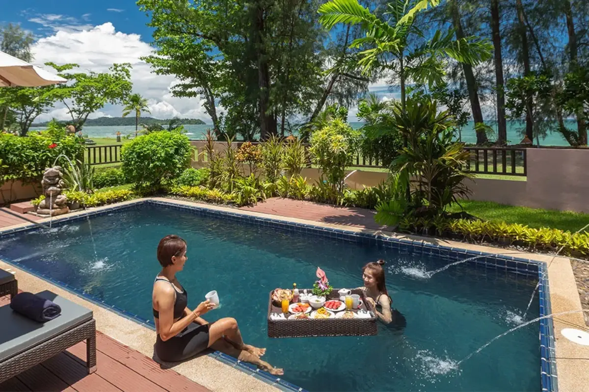 Una delle piscine del Khaolak Merlin Resort (foto sito) Soggiorno al Kaholak Merlin Resort dove il lusso è sostenibile