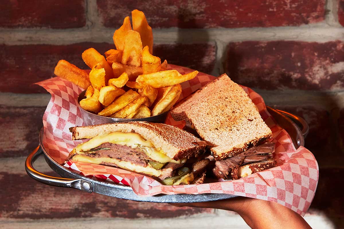 Sandwich al pastrami That's Amore, il barbecue in stile Usa apre il secondo locale a Roma