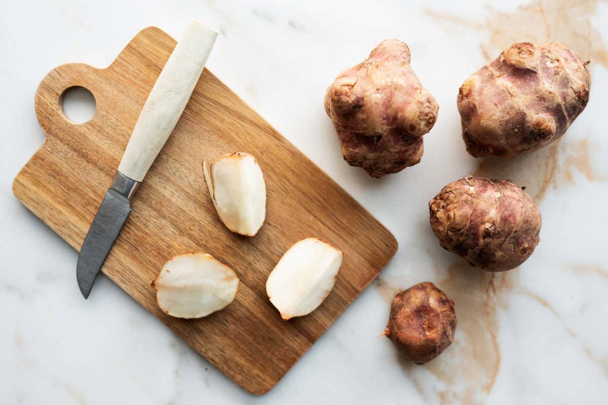 Topinambur, il tubero salutare di cui si parla tanto ma che in pochi conoscono Topinambur, il tubero salutare di cui si parla tanto ma che in pochi conoscono