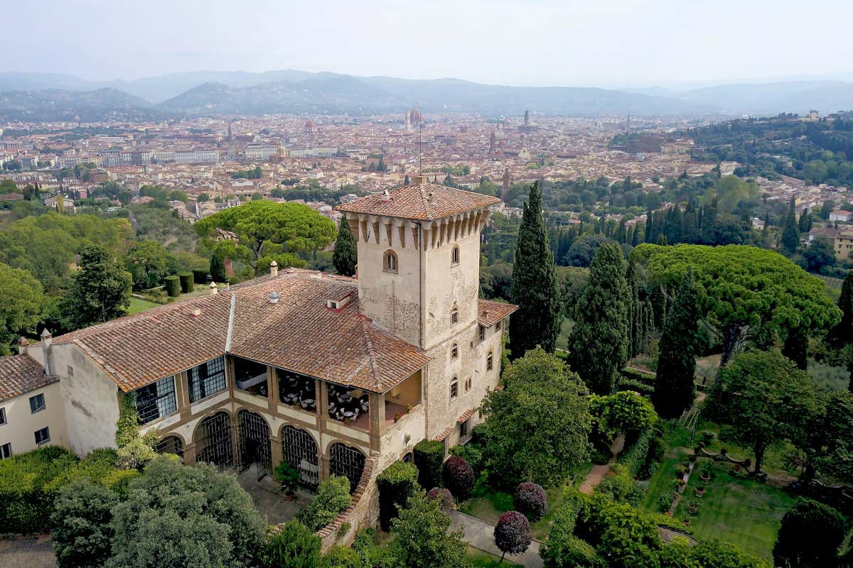 La torre del poeta Guido Cavalcanti è oggi un hotel di lusso sulle colline di Firenze La torre del poeta Guido Cavalcanti è oggi un hotel di lusso sulle colline di Firenze