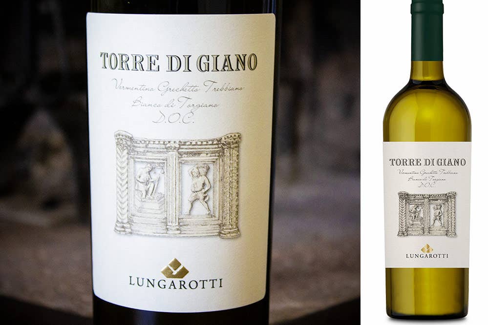 Il Bianco di Torgiano Torre di Giano 2020, da uve Vermentino, Grechetto e Trebbiano è di un luminoso giallo paglierino 