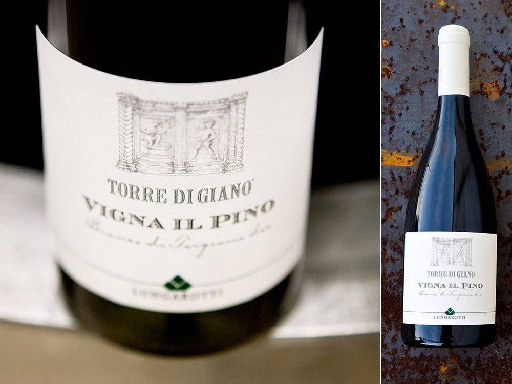 Il Bianco di Torgiano Vigna al Pino 2017, da uve Vermentino, Trebbiano e Grechetto, fermentato e maturato in barrique ha un manto paglierino splendente 