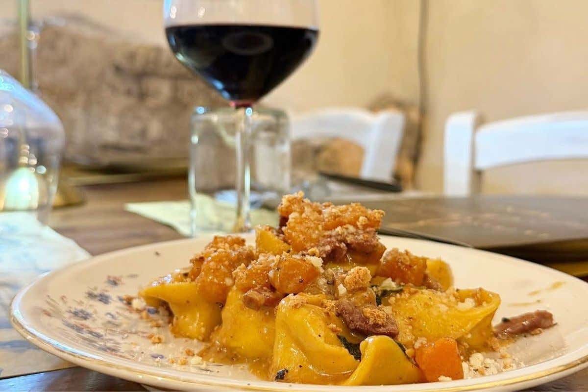 La Fraschetta degli Antichi Sapori, ristorante di cucina tipica scavato nella roccia La Fraschetta degli Antichi Sapori, ristorante di cucina tipica scavato nella roccia