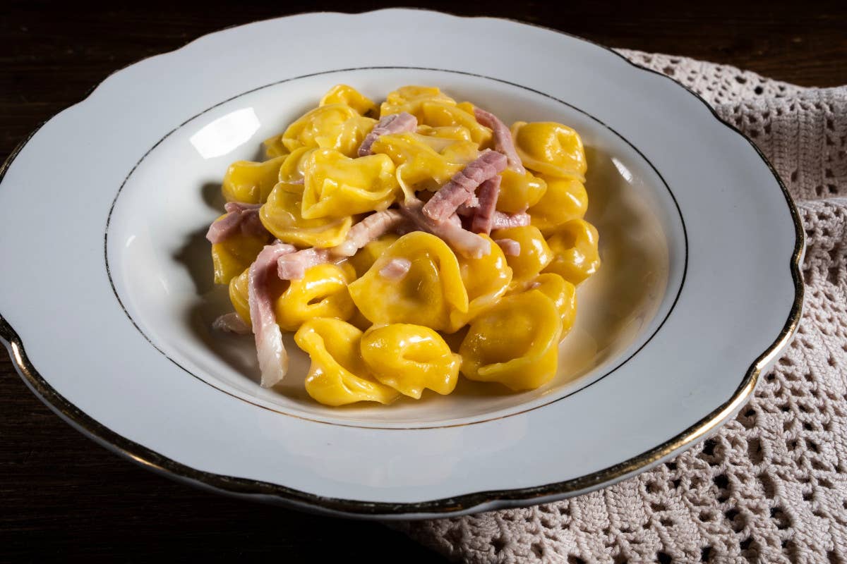 Tortellini, Parmigiano Reggiano e prosciutto di mora cotto a legna