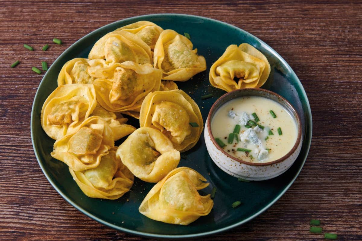 Tortellini fritti con salsa la gorgonzola Dop ed erba cipollina