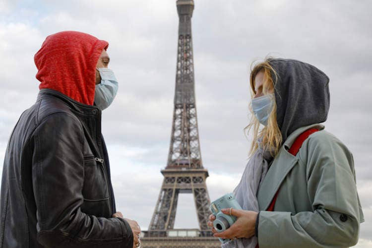 Con la mascherina davanti alla Tour Eiffel - Francia, emergenza fino al 24 luglioMerkel: servono soldi per il vaccino