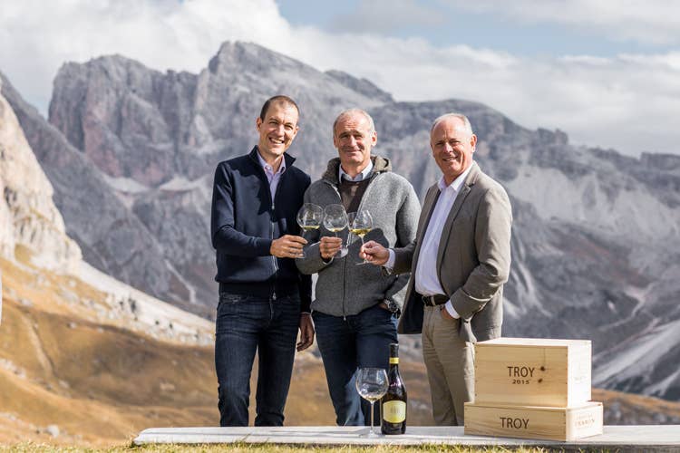 Wolfgang Klotz, Willi Stürz e LeoTiefenthaler (Cantina Tramin, Leo Tiefenthaler confermato alla presidenza)