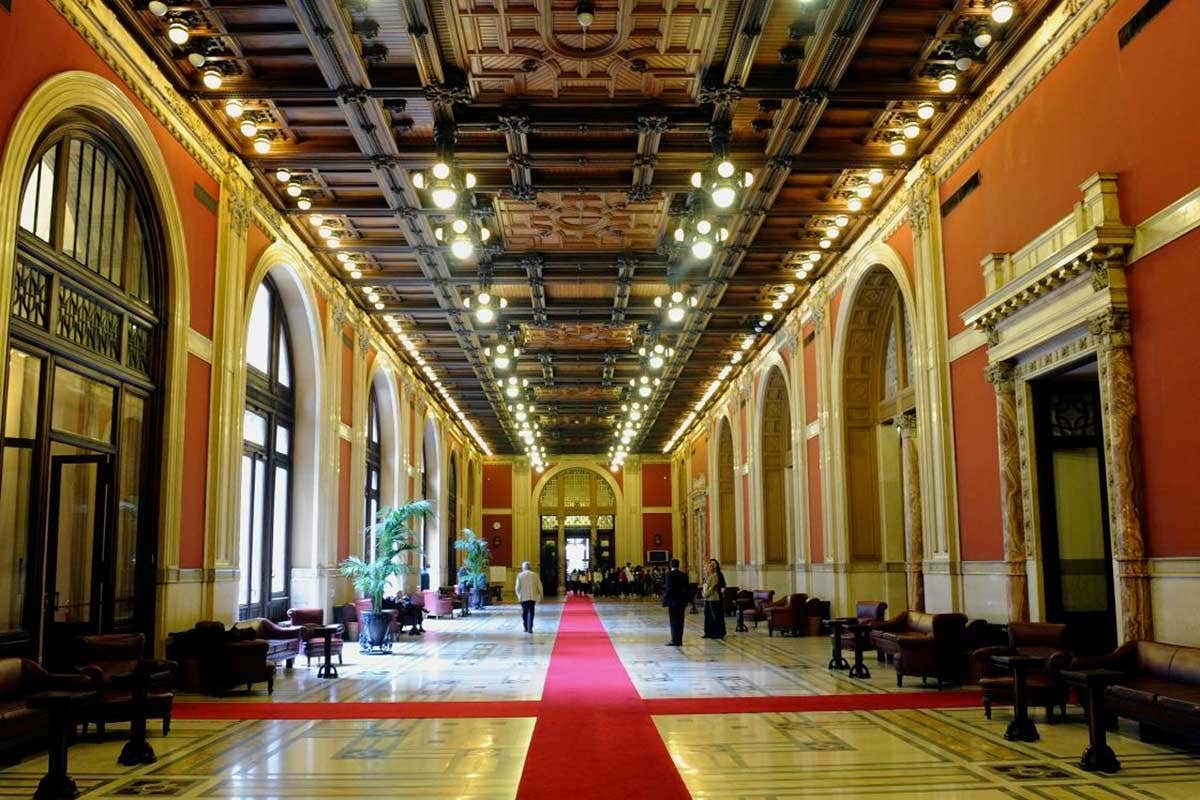 Il salone del Transatlantico alla Camera Al Parlamento riaprono Transatlantico e buvette, il bar dei politici