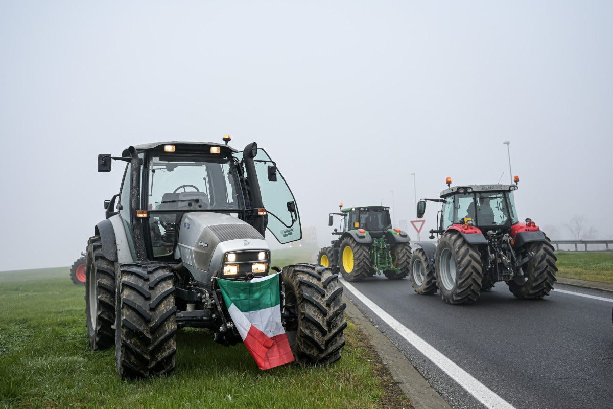 Agricoltori in protesta con i trattori. Amadeus: «Venite sul palco di Sanremo»