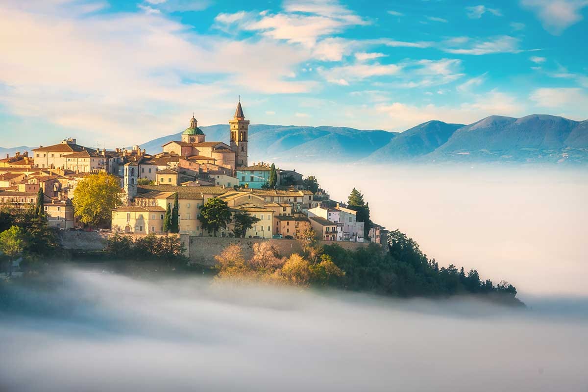 Il borgo di Trevi in provincia di Perugia che fa parte della Fascia Olivata L'Umbria tenta il rilancio con tartufo, ospitalità diffusa e riconoscimenti Unesco