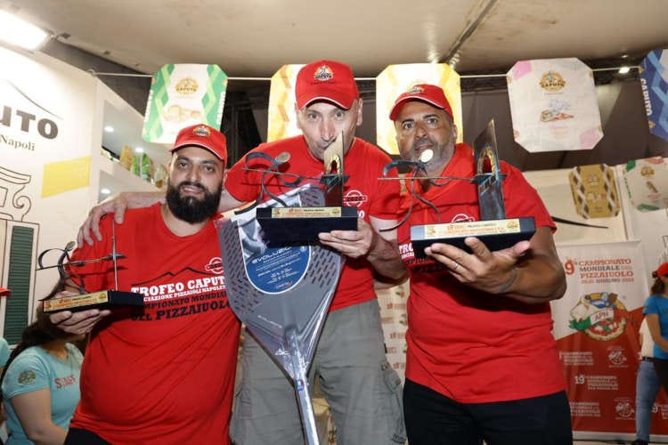 da sinistra Mauro Espedito, Goran Abromovic e Vincenzo Fotia Trofeo Caputo, è Goran Abramovic il campione mondiale della pizza
