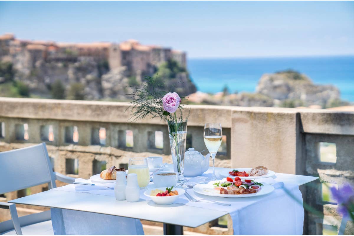 Villa Paola, tavola coperta in esterna Villa Paola fuga di relax in un'oasi nel cuore di Tropea