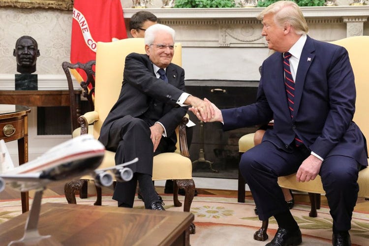La stretta di mano tra Sergio Mattarella e Donald Trump (Dazi, Trump non cede a Mattarella Da domani Made in Italy più caro)