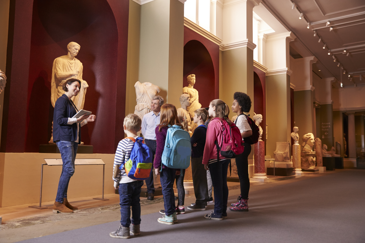 Guida in un museo Lavoro previste 504mila assunzioni a gennaio: turismo al secondo posto