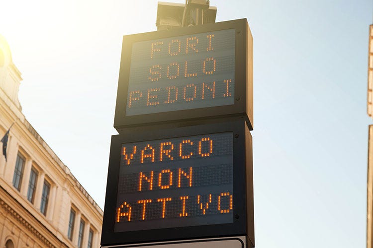 Uno dei tanti cartelli che confondono le idee agli automobilisti (Turisti, incubo Ztl Roma la città più cervellotica)