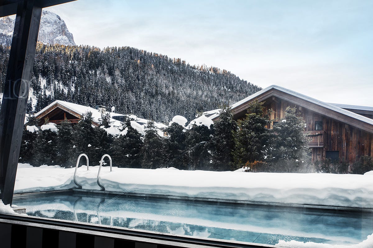 Vista dalla piscina Val Gardena, all’Hotel Tyrol esperienze originali per vivere l’inverno