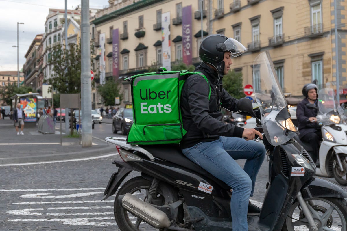 Uber Eats chiude in Italia. Stop al food delivery da luglio 