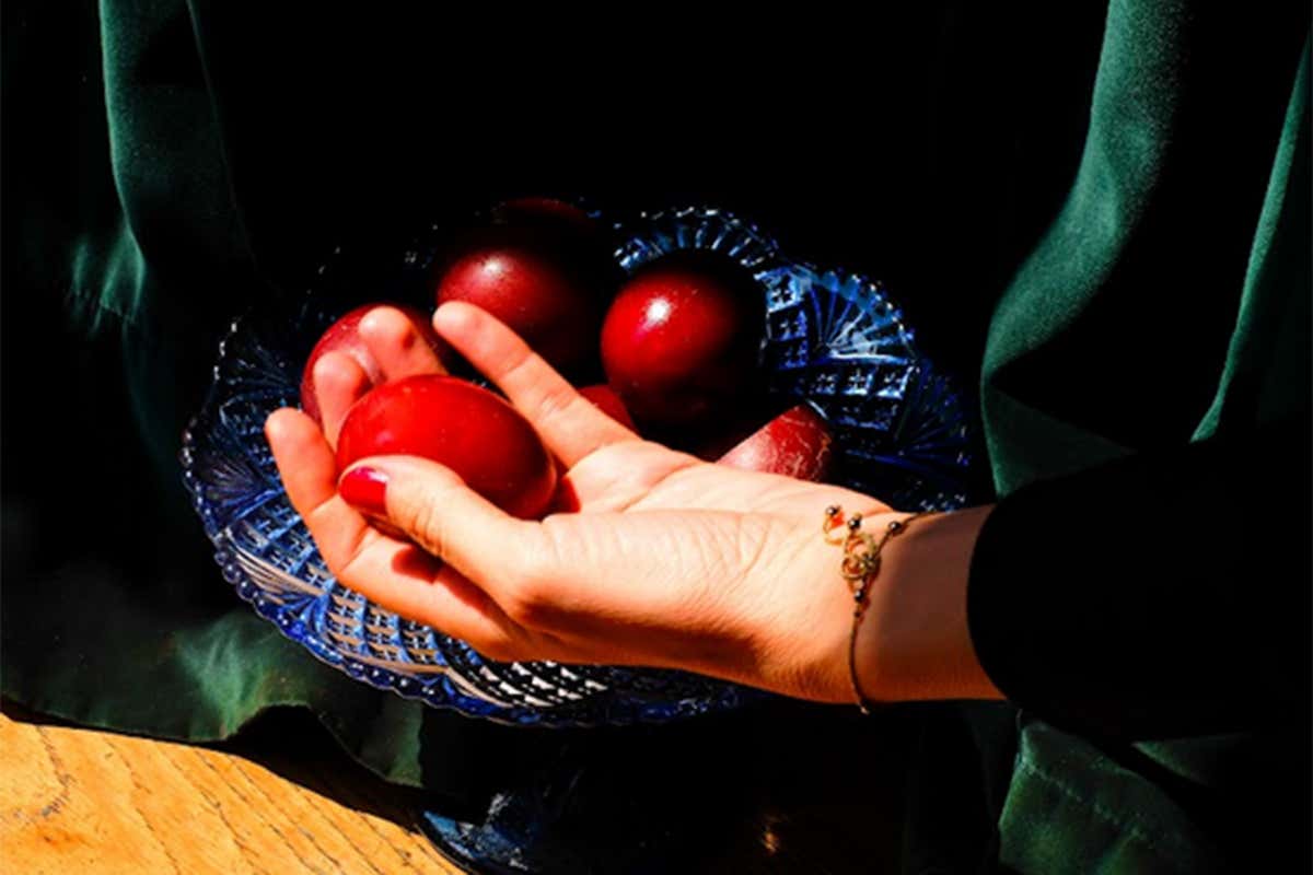Le tradizionali uova rosse Pasqua ortodossa a Milano con i piatti tipici di Vasiliki Kouzina