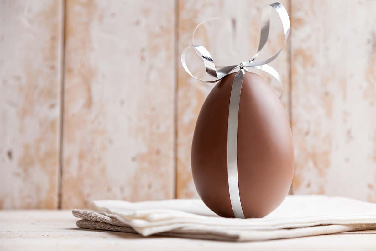 L'Uovo di cioccolato, classico simbolo della Pasqua La Pasqua dei dolci incorona la Colomba L'Uovo di cioccolato, classico simbolo della Pasqua La Pasqua dei dolci incorona la Colomba