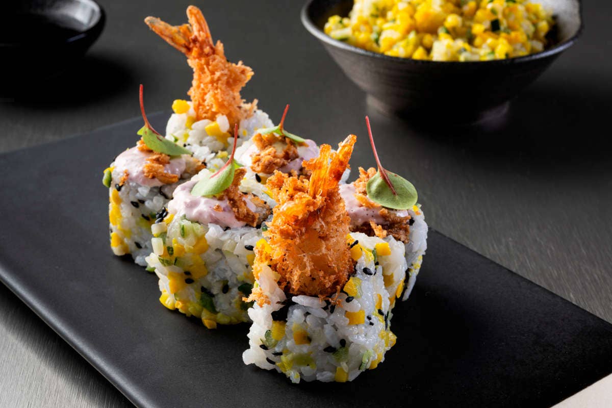 Uramaki di riso e Brunoise Duo di zucchine, gamberi in tempura e maionese