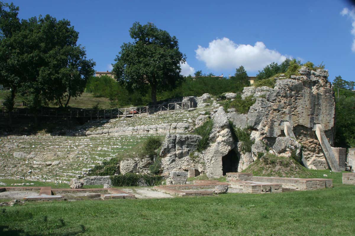 Borghi e miele a Macerata: sei tappe per scoprire l'apicoltura marchigiana Borghi e miele a Macerata: sei tappe per scoprire l'apicoltura marchigiana