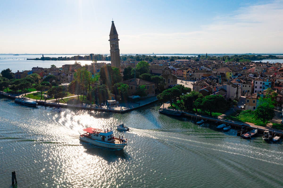 Vacanze sull'acqua tra velieri, motoscafi, gondole e sport estremi