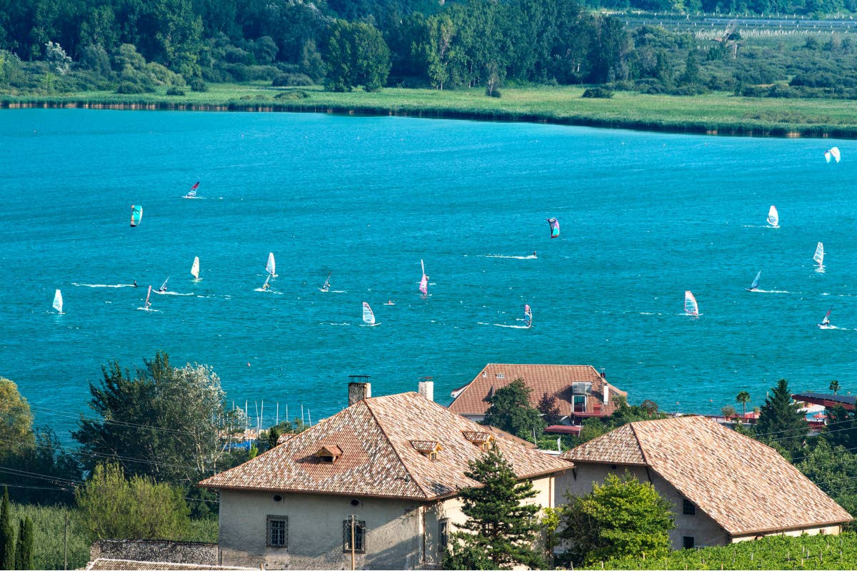 Vacanze sull'acqua tra velieri, motoscafi, gondole e sport estremi