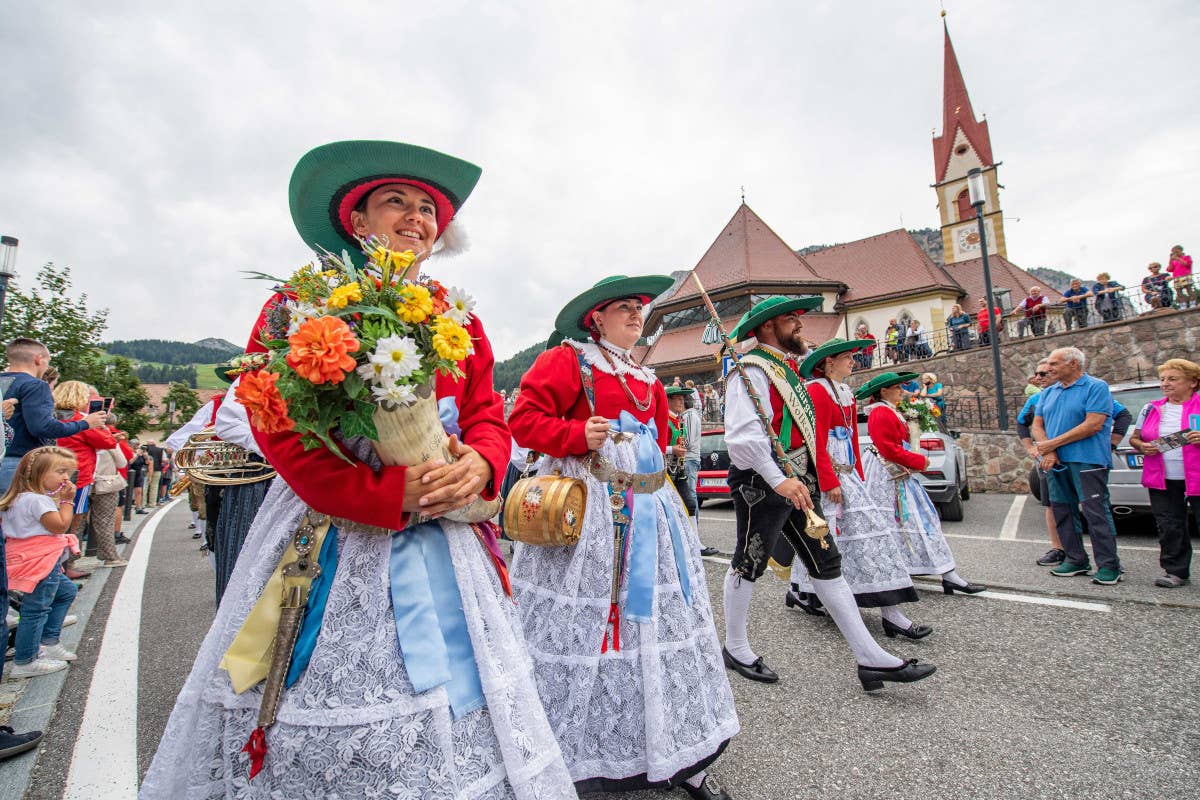 Val Gardena in costume: un viaggio tra tradizioni e folclore nelle Dolomiti