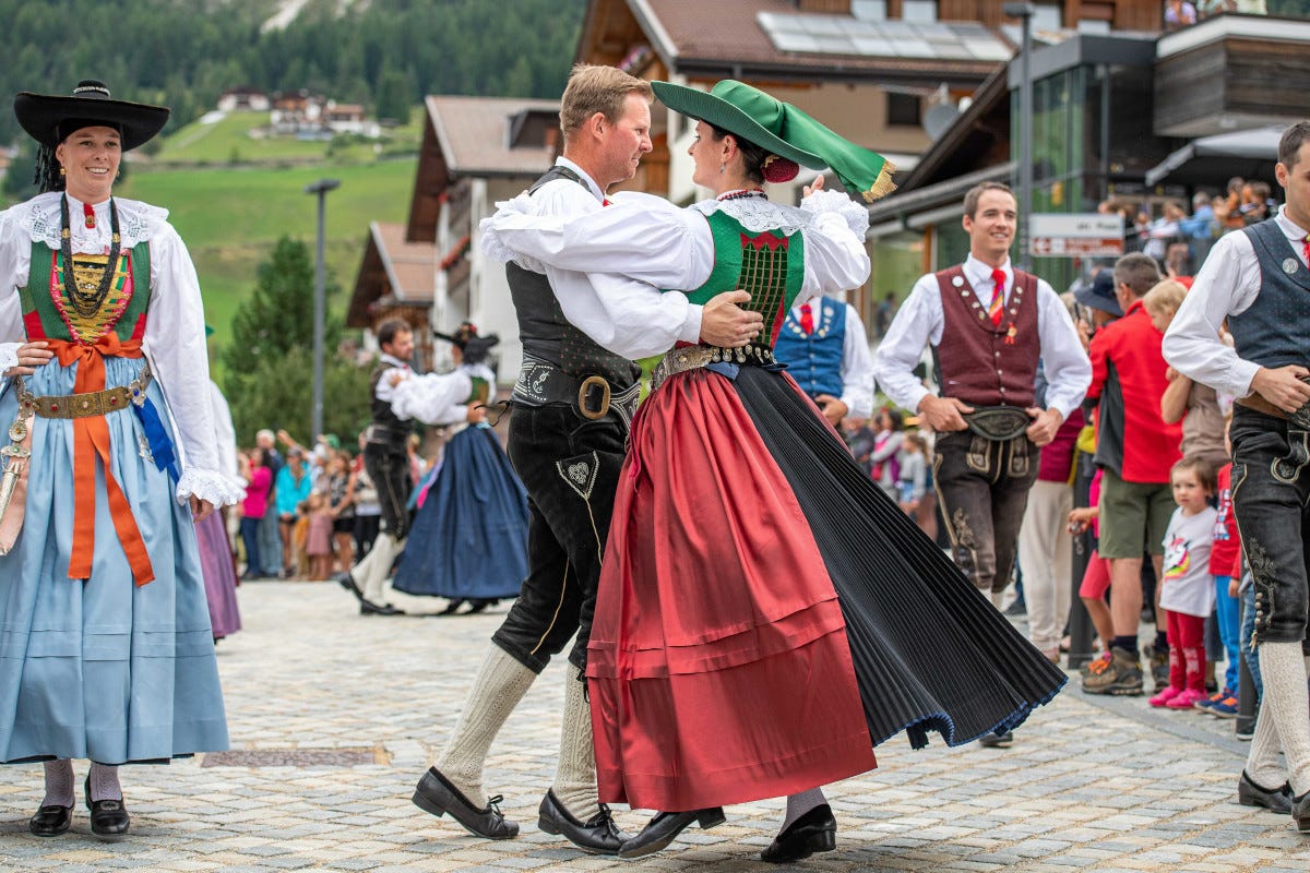 Val Gardena in costume: un viaggio tra tradizioni e folclore nelle Dolomiti