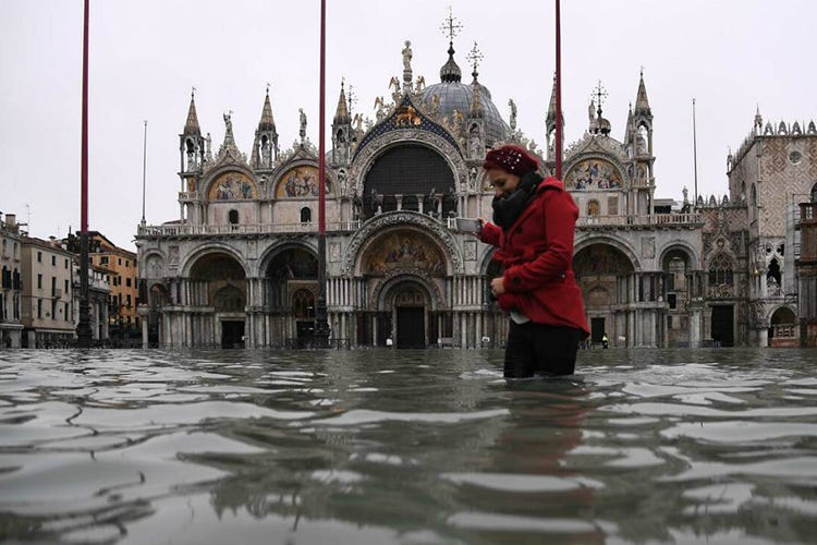 Attesi ancora 160 centimetri di acqua alta (Venezia torna sott’acqua Confesercenti stanzia 7 milioni)