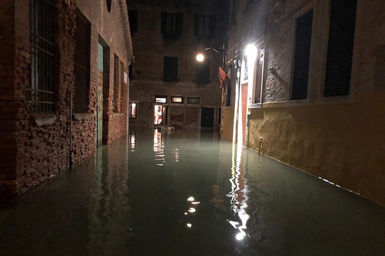 (Venezia, locali sott'acqua Turisti bloccati negli hotel)