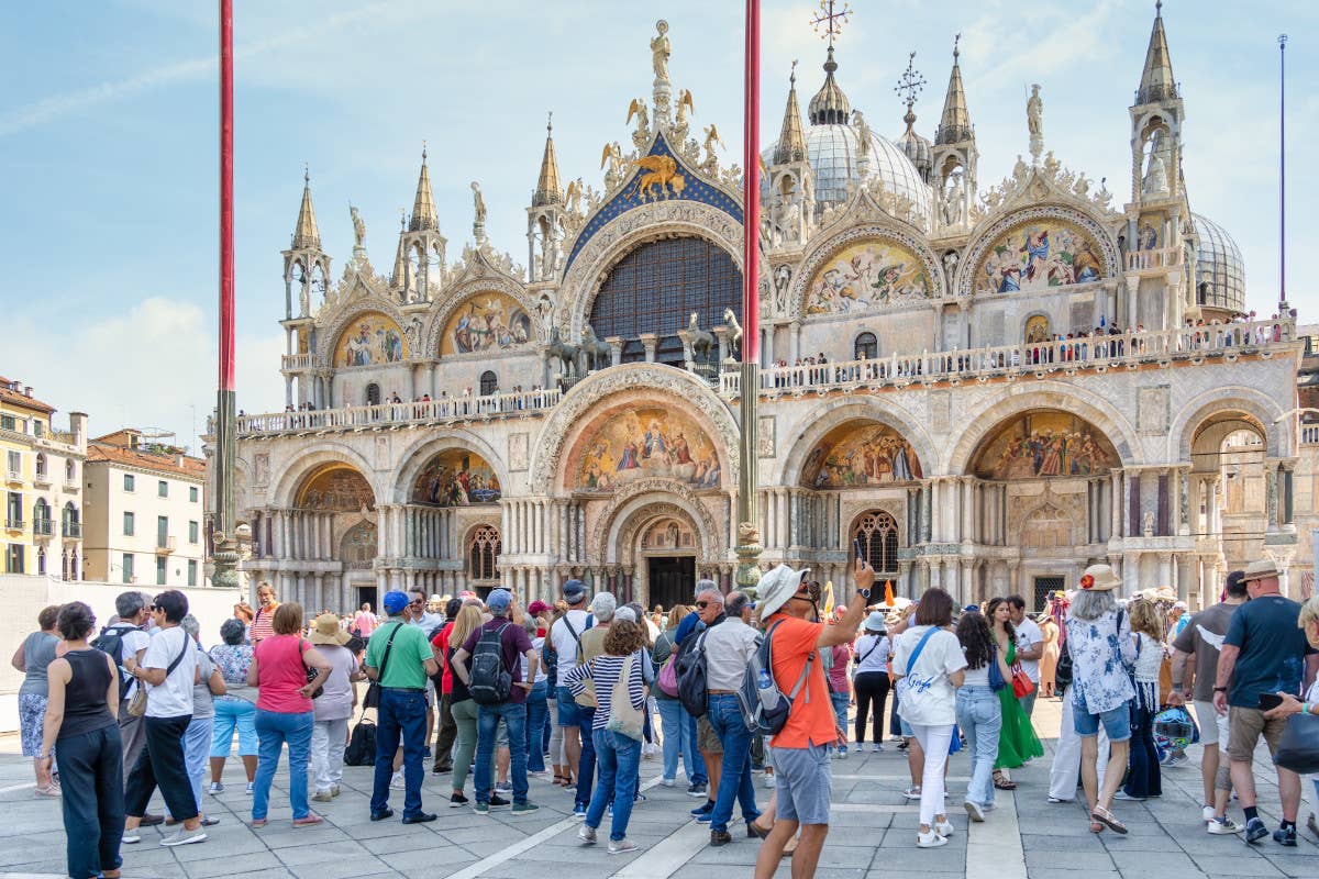 Venezia, da agosto, limita i maxi gruppi e vieta i microfoni alle guide