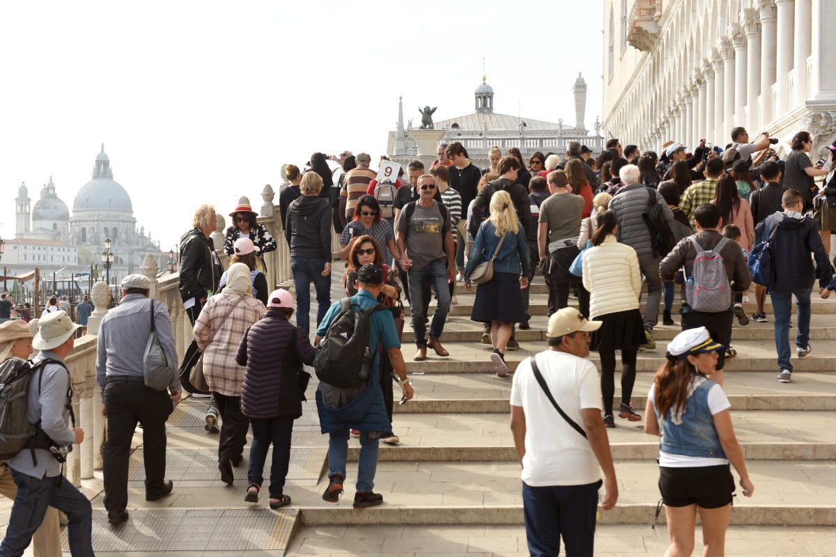Venezia, il turismo cresce con il ticket da 5€: i tour operator chiedono un aumento