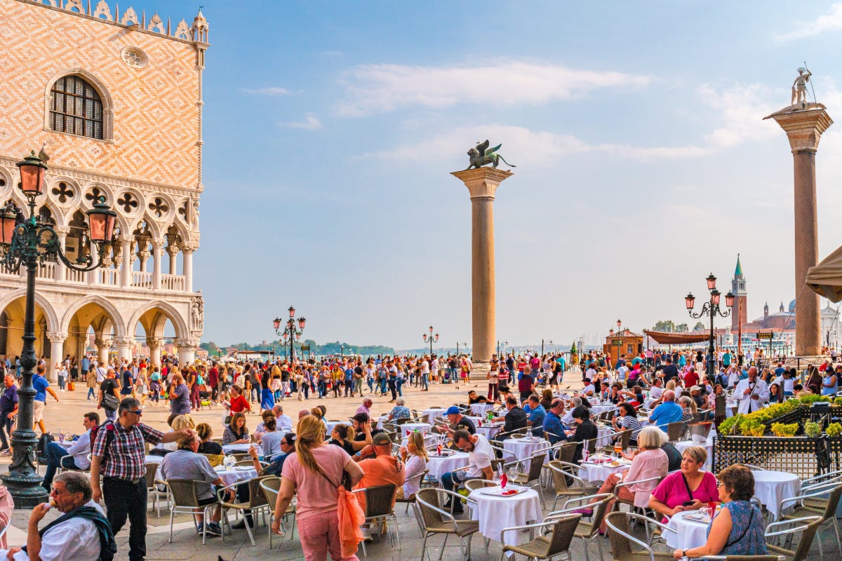 Turismo: l'Italia attrae (e incassa) sempre di più: ma quanti soldi restano davvero?