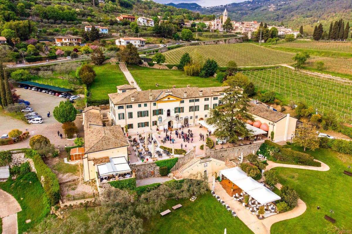 Villa Cariola: fascino ed eleganza senza tempo a due passi la lago di Garda