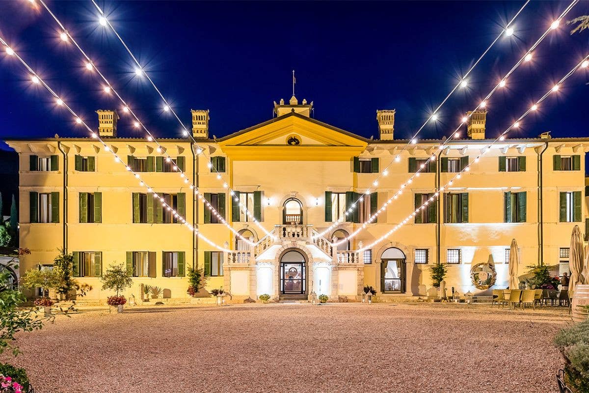 Villa Cariola: fascino ed eleganza senza tempo a due passi la lago di Garda