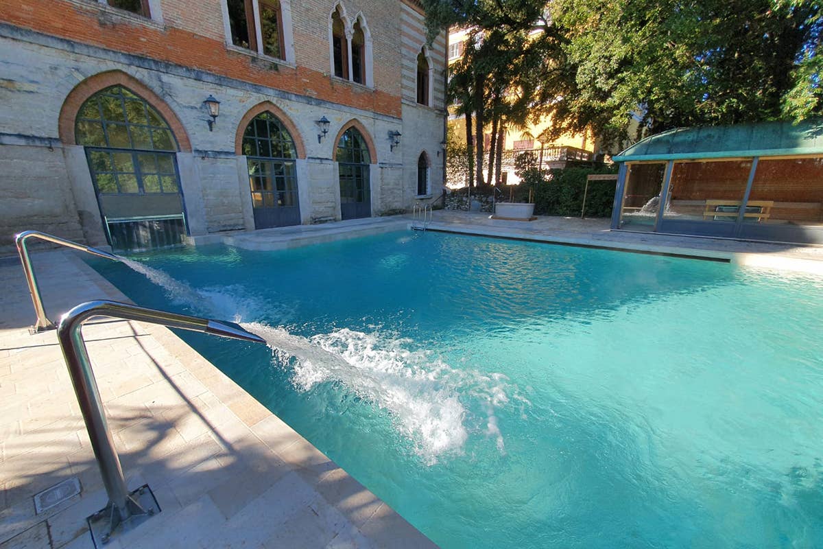 Una delle piscine Villa dei Cedri, spa naturale a due passi dal Lago di Garda