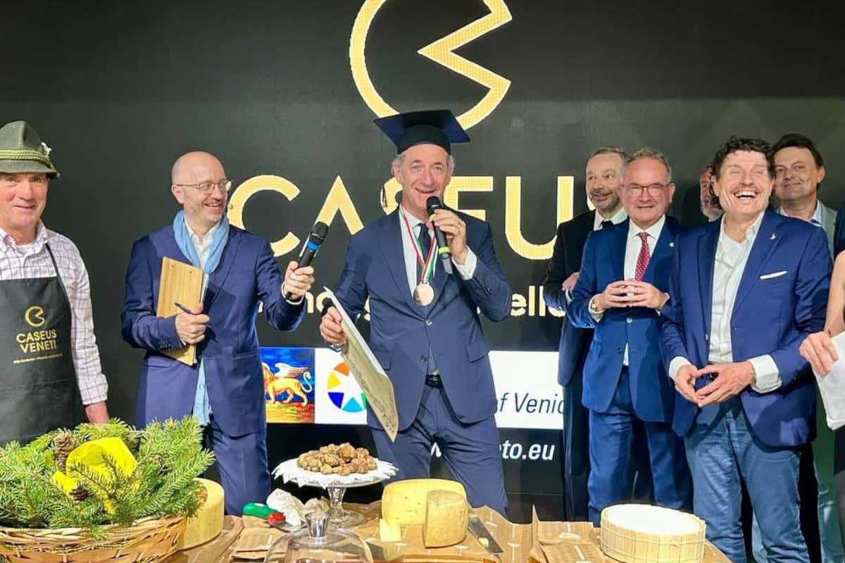 Luca Zaia onorato dall’Accademia Del Tartufo nel Mondo durante il Vinitaly 2024