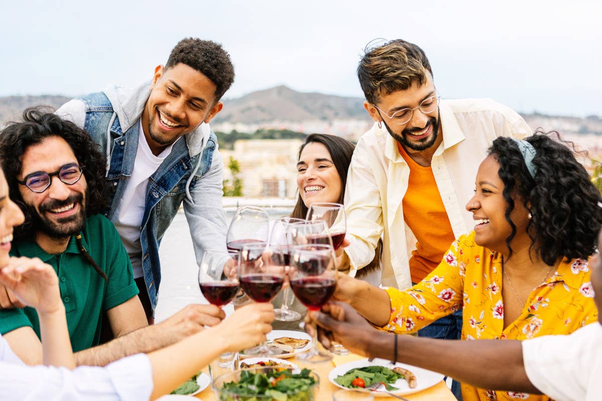 Vino, crescono i consumatori ma se ne beve di meno