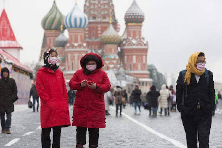 Mascherine in Piazza Rossa - Nuovi test per prevenire il contagio  In Russia corre il numero dei malati