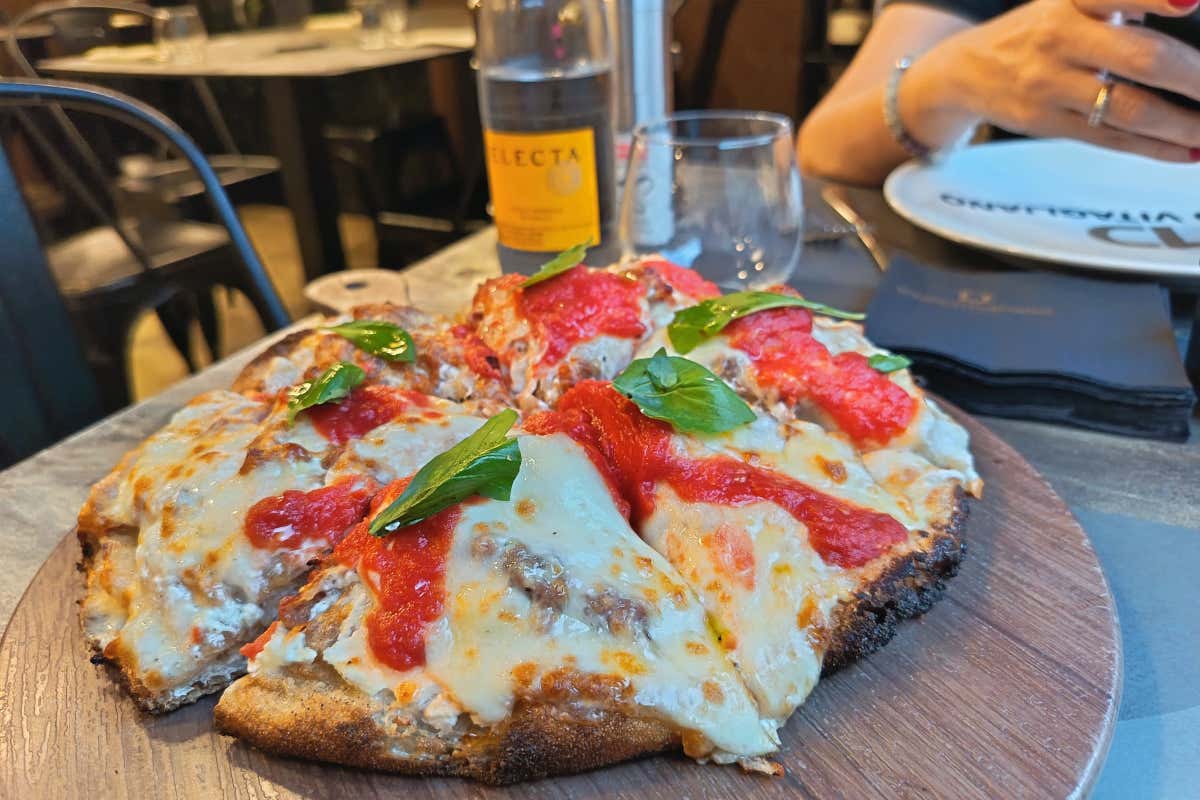 Dietro la leggerezza della pizza, la forza di un laboratorio: a casa di Diego Vitagliano