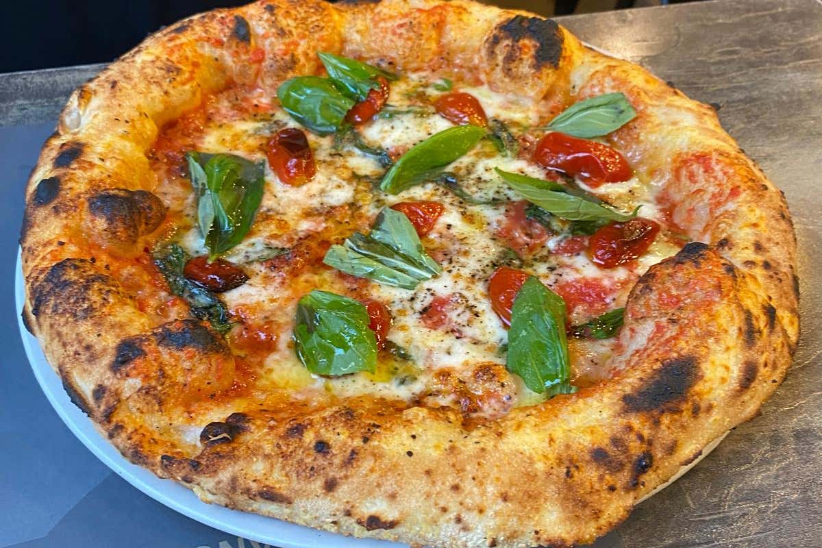 Dietro la leggerezza della pizza, la forza di un laboratorio: a casa di Diego Vitagliano