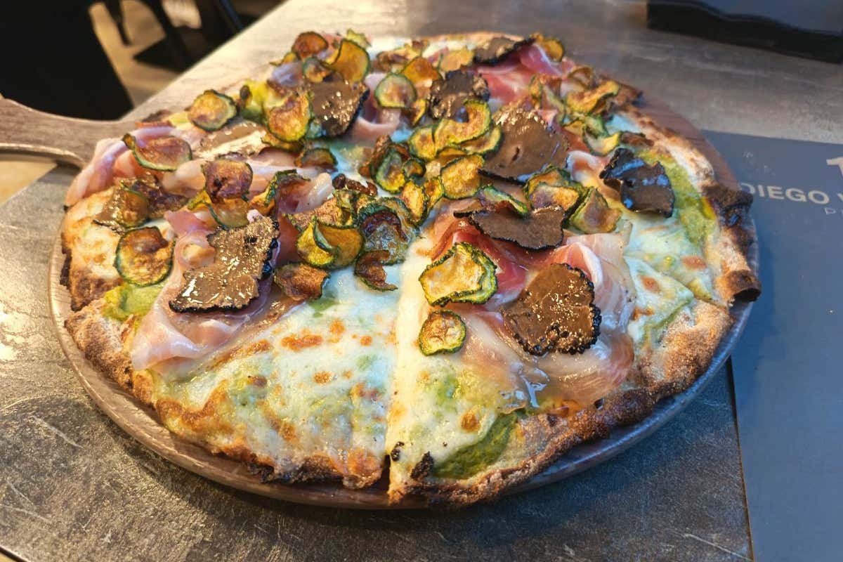 Dietro la leggerezza della pizza, la forza di un laboratorio: a casa di Diego Vitagliano