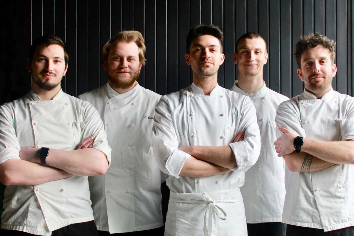 Simone Selva, al centro, con la sua brigata Nel menu del “Vite” di Simone Selva ci sono anche... gli arredi Simone Selva, al centro, con la sua brigata Nel menu del “Vite” di Simone Selva ci sono anche... gli arredi