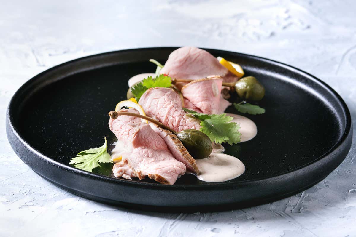 Vitello tonnato: la storia, la ricetta originale e le varianti moderne