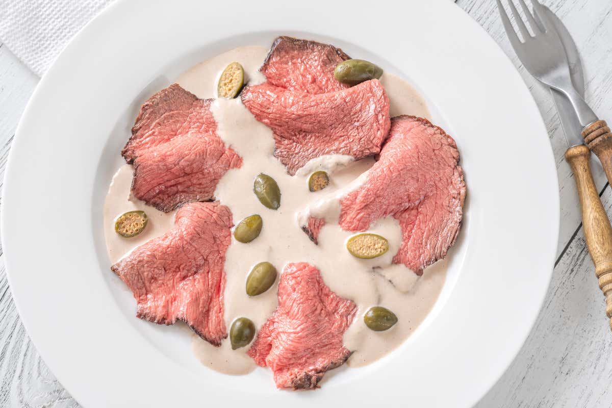 Vitello tonnato: la storia, la ricetta originale e le varianti moderne