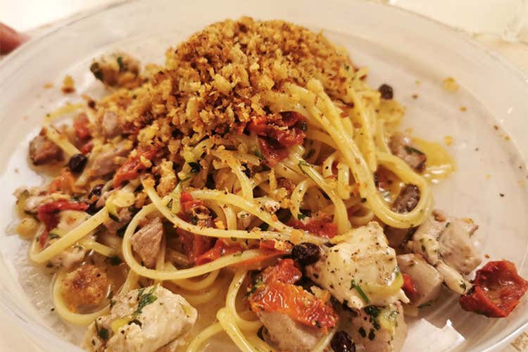 Linguine con alalunga, pomodoro secco, zucchine, uva passa e mollica tostata - Gusto siciliano non tradizionale