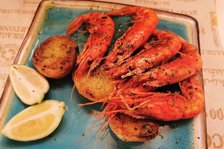 Gamberoni grigliati con patate al forno - Gusto siciliano non tradizionale
