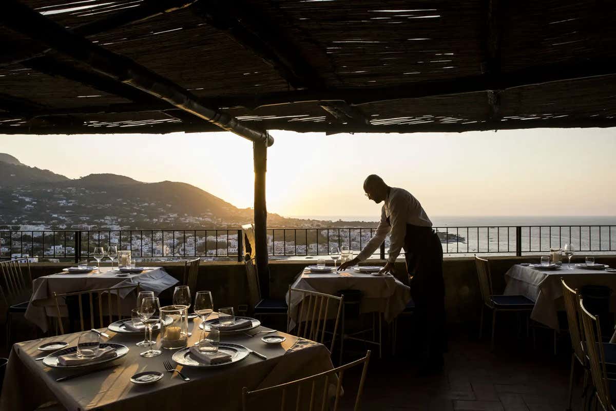 A Ischia c’è un luogo dove puoi cenare sospeso sul mare e dormire in un ex convento A Ischia c’è un luogo dove puoi cenare sospeso sul mare e dormire in un ex convento